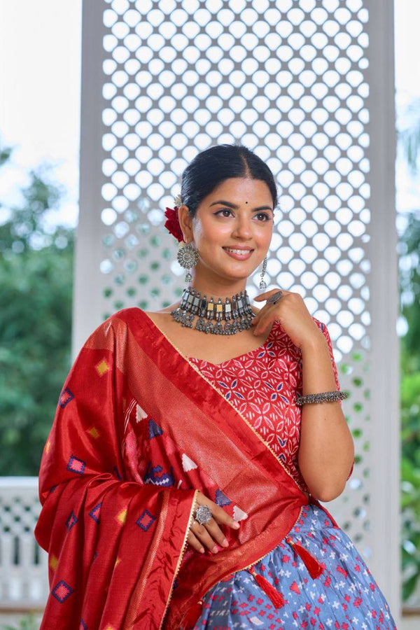 Celebrate your festive moments in the exquisite beauty of Tussar Silk, where Minakari craftsmanship and foil work come together to create a masterpiece.